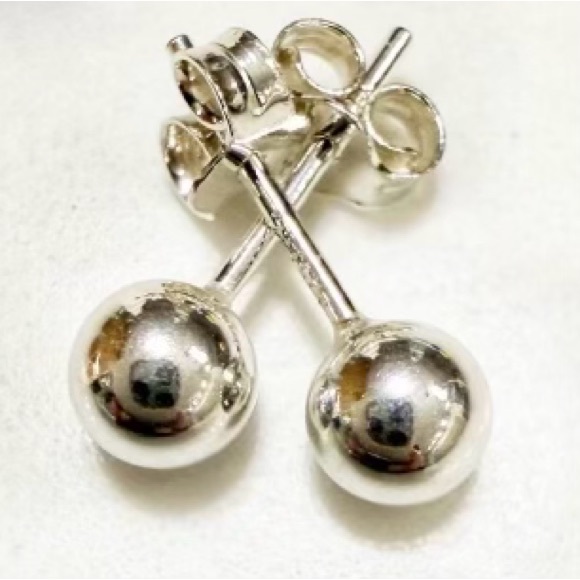 NWOT NIB Elegant 5MM 925 Silver Stud Earrings - Picture 1 of 4